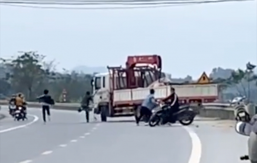 Tạm giữ nhóm thanh niên chặn và đập phá xe tải trên quốc lộ 46