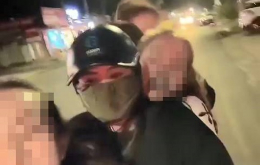 Xác minh danh tính các cô gái "đi xe máy kẹp 5" và quay clip khoe trên Facebook