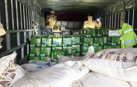 Tạm giữ xe tải chở hàng trăm thùng bia, rượu ngoại không rõ nguồn gốc