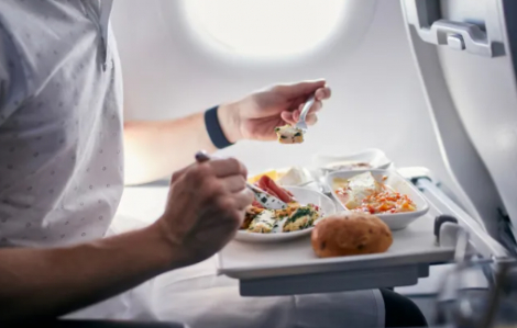 10 thực phẩm nên tránh trước khi lên máy bay