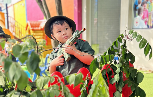 Học sinh “hóa thân” thành chiến sĩ quân đội