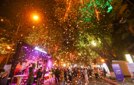 "Tuyết" rơi vào đêm Noel trên phố đi bộ ở Hà Nội