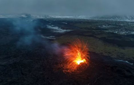 Núi lửa phun trào làm tiêu tan hy vọng Giáng sinh của các gia đình ở Iceland