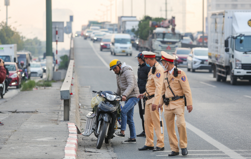 Hàng loạt tài xế xe máy bị tuýt còi vì “chạy đua với tử thần” trên cao tốc