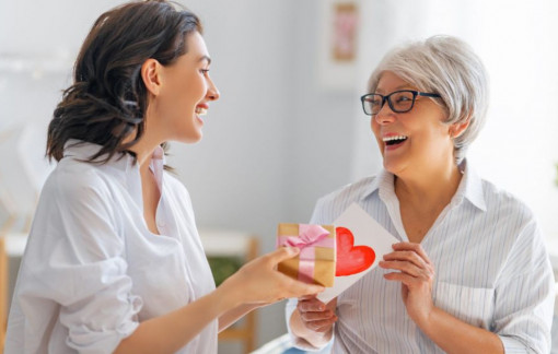 Có nên tặng quà tết cho ba má người yêu cũ?