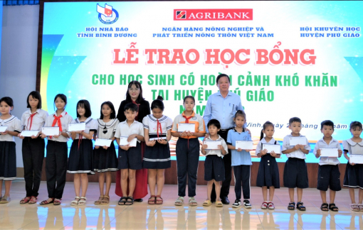 Trao 50 suất học bổng cho học sinh khó khăn ở Bình Dương