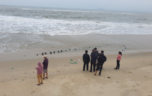 Cận cảnh xác tàu nghi tàu cổ phát lộ bên bờ biển Hội An