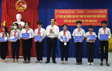 Trao học bổng cho 100 học sinh vượt khó ở An Giang