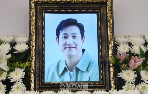 Lee Sun Kyun không muốn trở thành gánh nặng cho vợ và công ty Lee Sun Kyun không muốn trở thành gánh nặng cho vợ và công ty