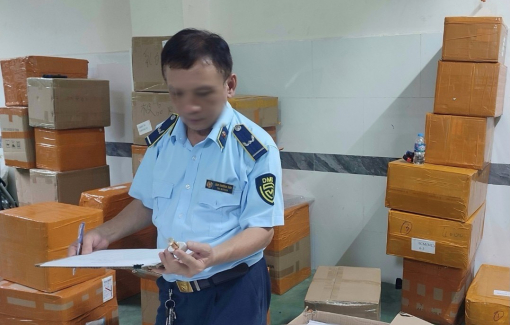 TPHCM liên tục phát hiện các kho hàng mỹ phẩm, sản phẩm làm đẹp… trôi nổi