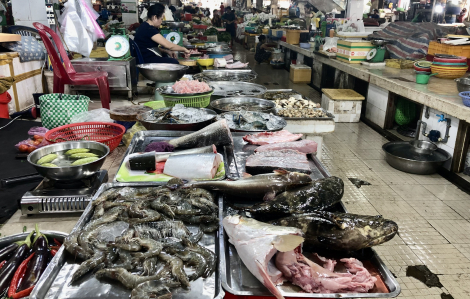 Chợ vắng, giá một số loại hải sản chỉ tăng nhẹ ngày cận tết Dương lịch