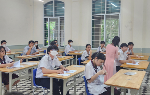 Học sinh phổ thông vẫn chịu áp lực học tập cao