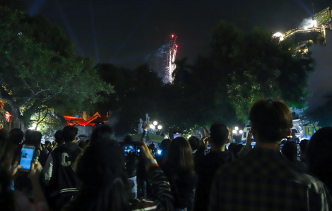 Hà Nội: Hàng vạn người trong khoảnh khắc chào đón giao thừa 2024