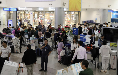 Sân bay Tân Sơn Nhất chật kín du khách ngày đầu năm
