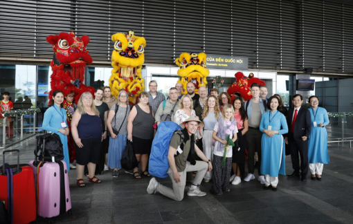 Du khách “xông đất” sân bay Phú Bài ngày đầu năm mới