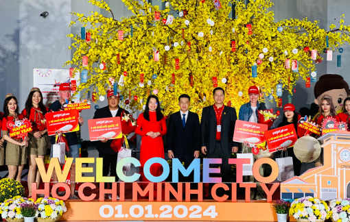 Những vị khách đầu tiên "xông đất" TPHCM năm 2024