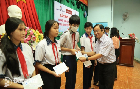 Trao 70 suất học bổng cho học sinh huyện Nhơn Trạch