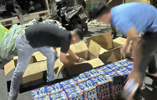 Bắt thanh niên lái xe tải chở số lượng pháo hoa “khủng” đi giao cho khách