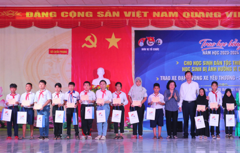 Tiếp sức cho học sinh dân tộc Chăm vùng biên giới ở An Giang