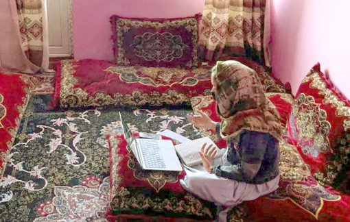 Phụ nữ, bé gái Afghanistan tìm con chữ dưới lệnh cấm khắc nghiệt