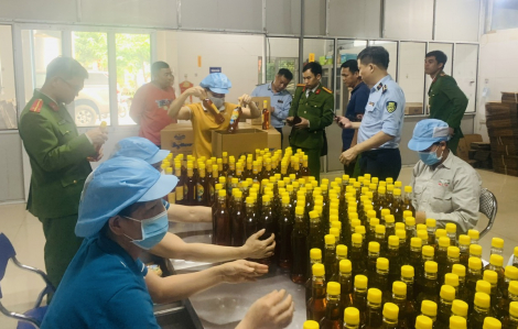 Phát hiện hơn 11.000 chai mật ong nghi hàng giả tại 4 công ty