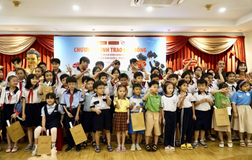 Trao 50 suất học bổng cho học sinh hiếu học của gia đình chính sách tại quận 3, TPHCM