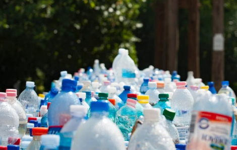 Nước đóng chai chứa nhiều hạt nhựa hơn người ta tưởng