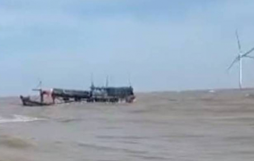 Bến Tre kịp thời ứng cứu 19 ngư dân gặp nạn trên biển