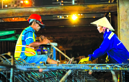 Công nhân hối hả trên những công trường không ngủ
