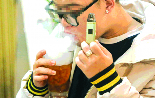 Nên cấm thuốc lá điện tử để phòng trừ hậu họa