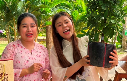 Nhiều TikToker live stream giúp bà con Bến Tre bán hàng