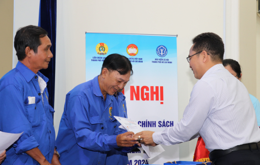 TPHCM trao tặng 5.694 thẻ bảo hiểm y tế cho người khó khăn