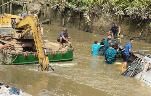 Vĩnh Long: Lật ghe gỗ, 23 tấn gạo chìm dưới lòng sông