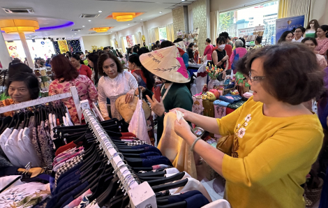 Hàng trăm nữ doanh nhân tham gia phiên chợ Tết Việt