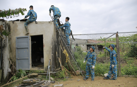 Sư đoàn 372 cử quân sửa lại nhà dân ở Quảng Nam sau vụ Su22 rơi