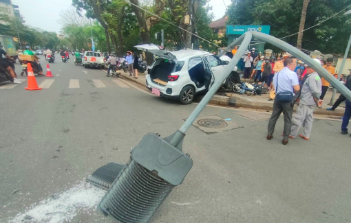 Hiện trường xe ô tô mất lái húc 4 xe máy đổ nhào