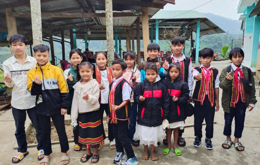 60 em nhỏ vùng cao lần đầu được xuống phố đi chơi, sắm quần áo tết