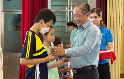 Trao 50 suất học bổng tiếp sức con đoàn viên - lao động vượt khó, học giỏi