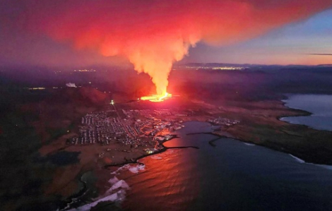 Dung nham núi lửa nhấn chìm nhà cửa người dân Iceland