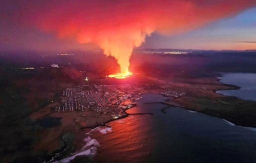 Dung nham núi lửa nhấn chìm nhà cửa người dân Iceland