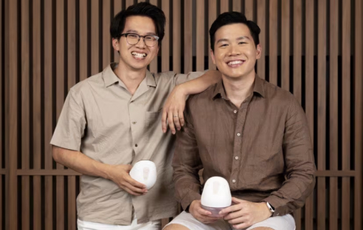 Hai ông bố ở Singapore chế tạo “máy hút sữa di động”