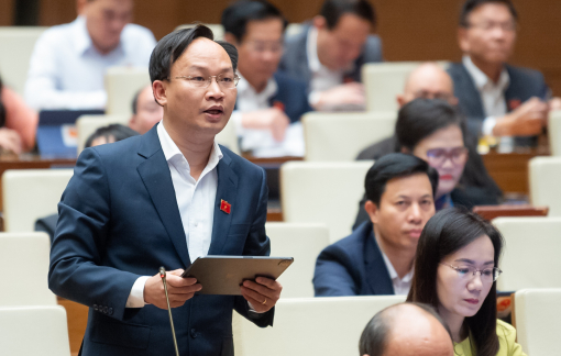 "Khóc nấc vì cầm cố sổ đỏ 300 triệu đồng nhưng phải mua bảo hiểm nhân thọ 20 triệu"