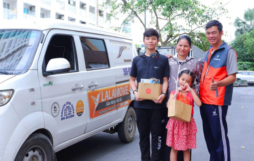Lalamove trao quà đến tài xế và con nhỏ nhân dịp năm mới