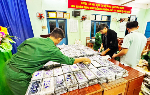 Phát hiện hàng trăm gói hàng nghi ma túy dạt bờ biển