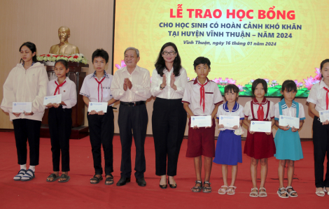Trao học bổng cho học sinh nghèo, hiếu học ở vùng sâu tỉnh Kiên Giang