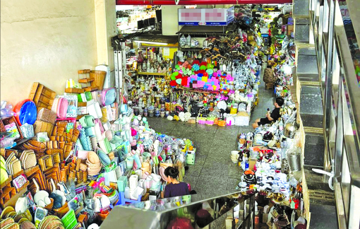 Chợ tết hàng bít lối, dễ cháy nhưng khó dập