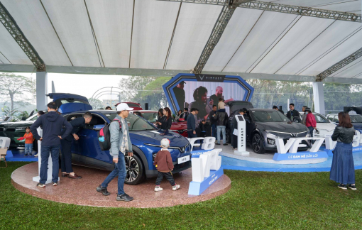 “Xe của năm” VF 6 gây ấn tượng mạnh tại Triển lãm Xe điện hóa đầu tiên ở Việt Nam