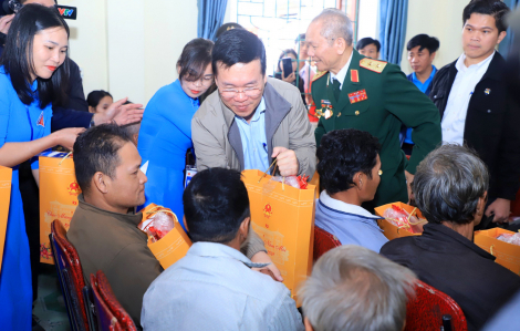 Chủ tịch nước tặng quà tết cho người dân biên giới