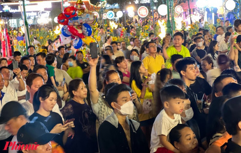 Người dân, du khách ùn ùn trải nghiệm Lễ hội Tết Việt