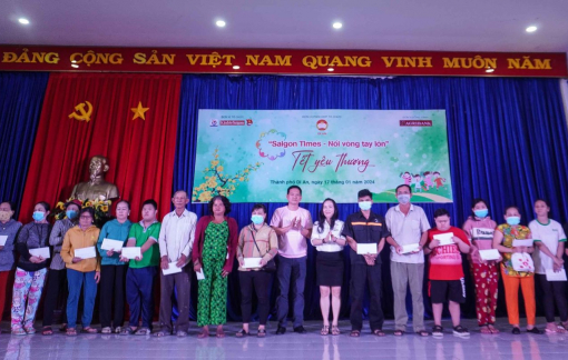 Trao quà tết cho người dân có hoàn cảnh khó khăn ở Bình Dương